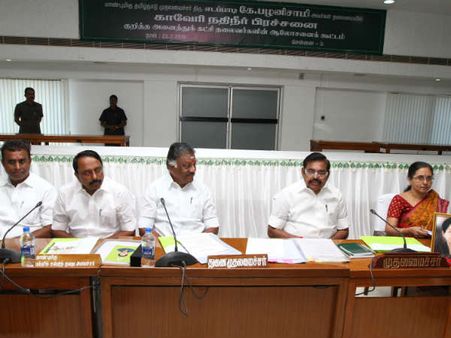 அனைத்துக்கட்சி கூட்ட விருந்தோம்பல்: எதிர்க்கட்சித் தலைவர்களை நேரில் உபசரித்த முதல்வர் எடப்பாடியார்!