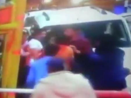 ராணுவ அதிகாரியை அடித்து நொறுக்கிய சுங்கச்சாவடி ஊழியர்கள்: அதிர்ச்சி வீடியோ