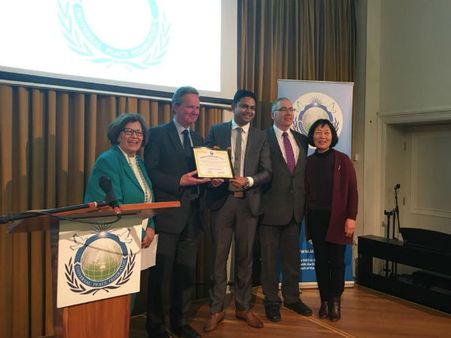 இங்கிலாத்தில் அமைதிக்கான தூதுவர் விருது வாங்கிய தமிழர்.. புதிய சாதனை!