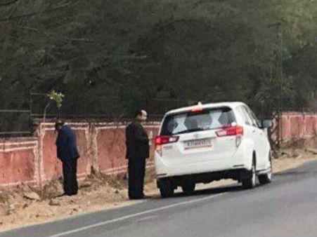 நடுரோட்டில் நின்று 'உச்சா' போன ராஜஸ்தான் பாஜக 'சுகாதார' அமைச்சர்- வைரலாக பரவும் போட்டோ!