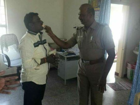 ரவுடிக்கு கேக் ஊட்டிய சேலம் இன்ஸ்பெக்டர் டிரான்ஸ்பர்