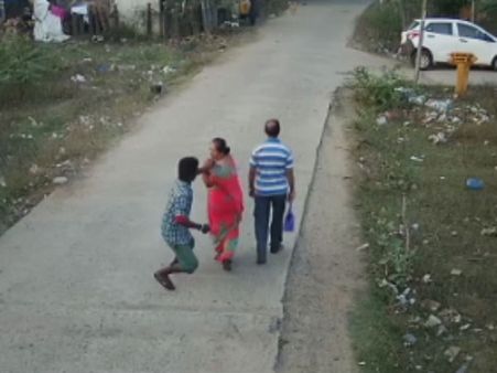 குன்றத்தூர் அருகே நடந்து சென்ற பெண்ணிடம் 5 பவுன் நகை பறிப்பு... அதிர வைக்கும் வீடியோ