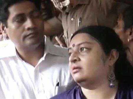 பரபரப்புக்காக போலி ஐ.டி ஆபீஸரை அனுப்பியது தீபாவா? மாதவனா? தப்பியது எப்படி?