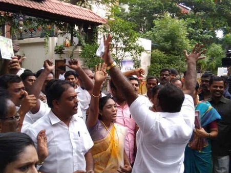 தினகரன் ஆதரவாளர்களை மாவட்டந்தோறும் களையெடுக்கும் அதிமுக.. விழுப்புரத்தில் 100 பேர் நீக்கம்