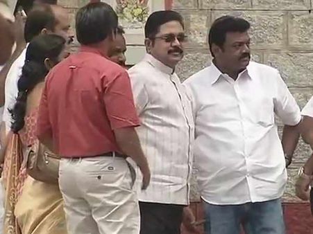 அதே பிப்ரவரி... மீண்டும் கூவத்தூர் கூத்துகளுக்கு ப்ளான் பண்ணும் தினகரன் கோஷ்டி