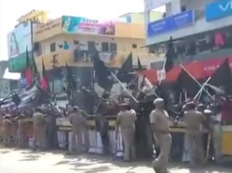 காஞ்சிபுரத்தில் ஆளுநர் பன்வாரிலால் ஆய்வுக்கு திமுக கருப்புக் கொடி ஏந்தி எதிர்ப்பு