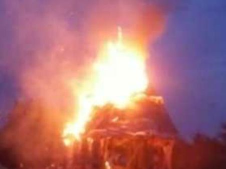 வேலூரில் பரபரப்பு: திடீர் என தீப்பிடித்து எரிந்த 2 கோவில் தேர்கள்