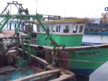 இலங்கை கடற்படையால் விடுவிக்கப்பட்ட 109 மீனவர்களுக்கு காரைக்காலில் உற்சாக வரவேற்பு