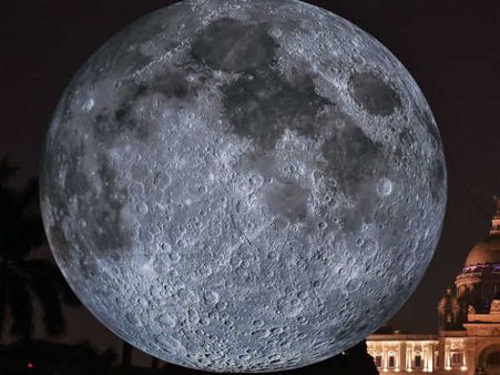 பொட்டு வைத்த ஒரு வட்ட நிலா... கொல்கத்தாவில் டாலடித்த நிலவு.. செல்பி எடுத்து கொண்டாடிய மக்கள்!