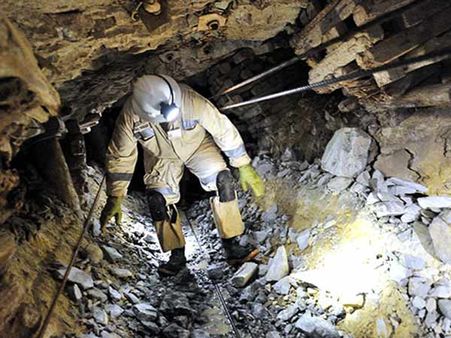 3,280 அடி ஆழத்தில் சிக்கிய 950 பணியாளர்கள்.. 2 நாளாக தென்னாப்பிரிக்காவில் தொடரும் உயிர் போராட்டம்