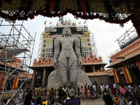 கர்நாடக மாநிலத்தில் தொடங்கியது தென் இந்தியாவின் 'கும்பமேளா'.. லட்சக்கணக்கில் குவியும் சமண துறவிகள்