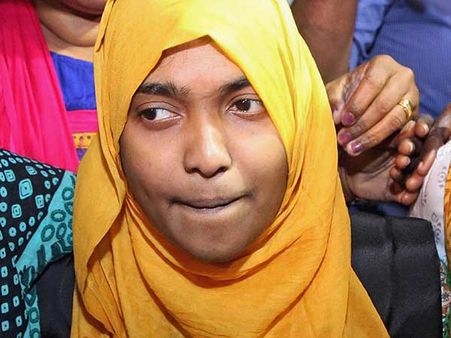 மதம் மாறச்சொல்லி கட்டாயப்படுத்துகிறார்கள்.. உச்சநீதிமன்றத்தில் ஹாதியா வாதம்