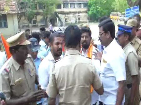 நெல்லையில் காதலர் தினத்துக்கு எதிர்ப்புத் தெரிவித்து போராடிய இந்து மக்கள் கட்சியினர் கைது