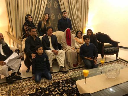 இம்ரான் கானுக்கு 3-ஆவது திருமணம்: ஆன்மீக வழிகாட்டி புஷ்ரா பீபீயை மணந்தார்