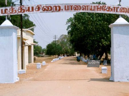 பாளையங்கோட்டை மத்திய சிறையில் இருந்து 300 கைதிகள் ஜெ. பிறந்தநாளில் விடுதலை?