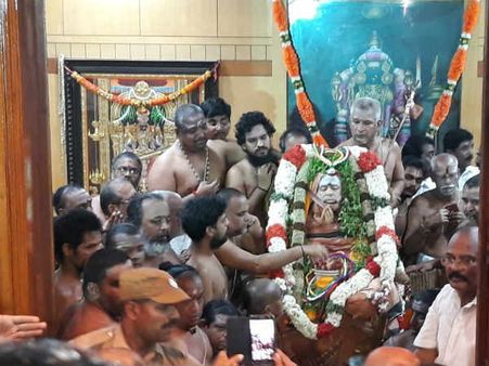 ஜெயேந்திரர் உடலுக்கு விஜயகாந்த் மனைவியுடன் நேரில் அஞ்சலி!