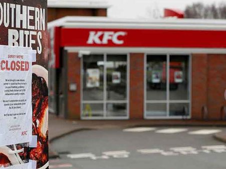 என்னது சிக்கன் இல்லையா?.. உலகம் அழிய போகுதோ?... நூற்றுக்கணக்கில் கடைகளை இழுத்து மூடிய கேஎஃப்சி