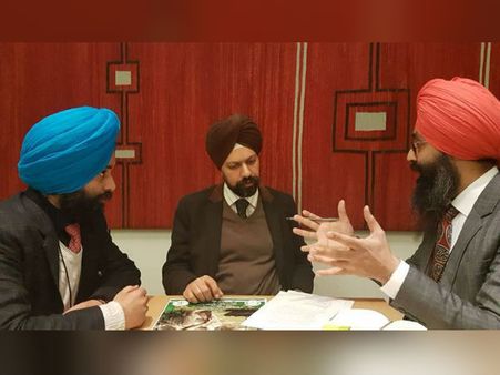 சீக்கியரை தாக்கிவிட்டு முஸ்லீமே வெளியே போ என்று கூச்சல்.. இங்கிலாந்துகாரர் செய்த அடாவடி!