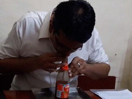 ‘இனிப்பும் புளிப்புமான’புதிய உலக சாதனை... 25 விநாடிகளில் 95% கெட்சப் பாட்டிலைக் காலி செய்த இந்தியர்!