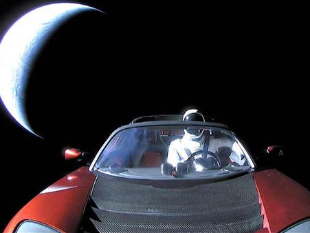 வானத்தில் வலம் வரும் டெஸ்லா காரை கண்காணிக்கும் நாசா.. காரணம் இருக்கு மக்களே!