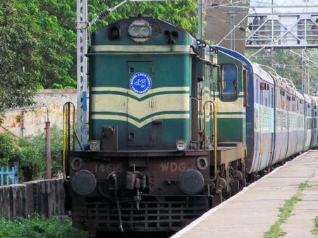 கிருஷ்ணகிரியில் பயங்கரம்.. திருநங்கைகள் எட்டி உதைத்ததில் ஓடும் ரயிலில் இருந்து விழுந்து இளைஞர் பலி