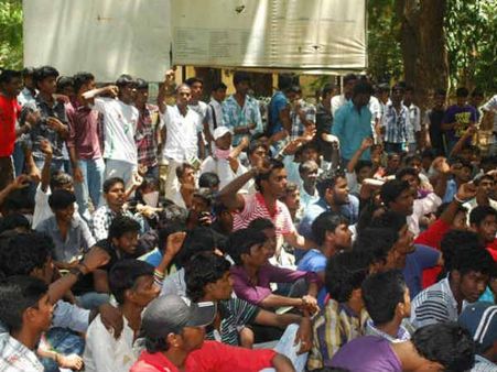 பச்சையப்பன் கல்லூரியில் விஜய் பட சூட்டிங்கிற்கு எதிர்ப்பு.. பேராசிரியர்கள், மாணவர்கள் போராட்டம்