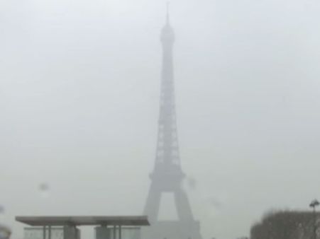 ஓ காட்.. இங்கே இருந்த ஈபிள் டவரை எங்கப்பா காணோம்.. பனிப்பொழிவில் சிக்கி நடுங்கும் பாரீஸ்!