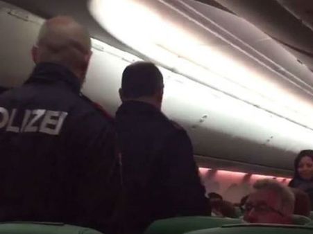 ‘கேஸ் ப்ராப்ளம்’.. நடுவானில் மோதிக் கொண்ட பயணிகள்... வியன்னாவில் அவசரமாக தரையிறங்கிய விமானம்!