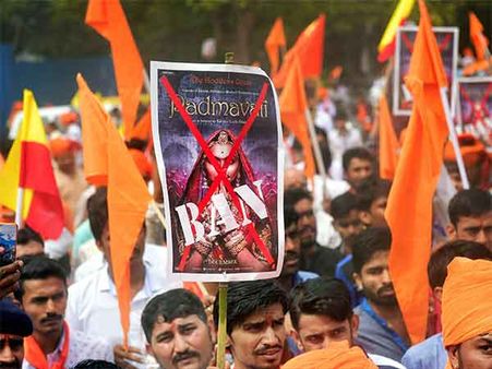 பத்மாவத் படத்தில் ஆட்சேபத்துக்குரிய காட்சிகள் ஏதும் இல்லை.. போராட்டத்தை வாபஸ் பெற்றது கர்னி சேனா