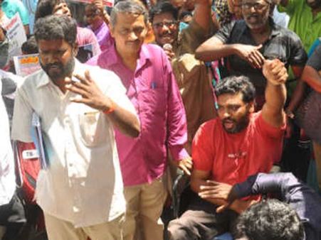 முதல்வர் வீட்டு முன்பு போராட்டம் நடத்திய மாற்றுத் திறனாளிகள்!