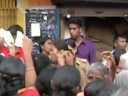 ரேஷன் கடையில் காலாவதி பிஸ்கட் விற்பனை .... அதிர்ச்சியில் நெல்லை மக்கள் முற்றுகை