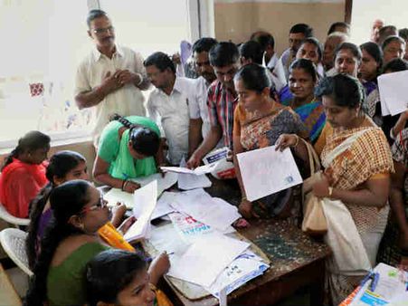 அம்மா ஸ்கூட்டருக்கு விண்ணப்பிக்க இன்று கடைசி நாள்... ஆர்டிஓ அலுவலகத்தில் பெண்கள் கூட்டம்!