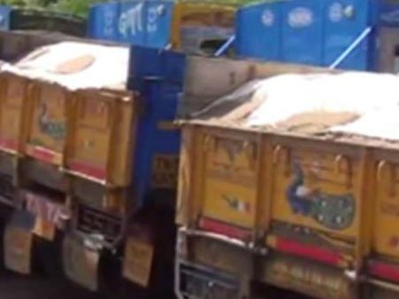 நெல்லையில் இருந்து நூதன முறையில் கலப்பட மணல் கடத்தி வந்த 2 லாரிகள் பறிமுதல்