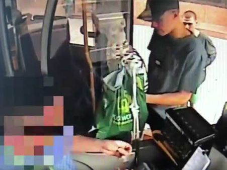 ஆஸ்திரேலிய மாலில் எலும்புக்கூடு திருட்டு... பஸ்ஸில் பப்ளிக்காக தூக்கிச் சென்ற திருடர்களைத் தேடும் போலீஸ்!