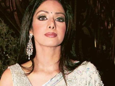 மும்பையில் ஸ்ரீதேவியின் உடலுக்கு ரசிகர்கள், திரை பிரபலங்கள் கண்ணீர் அஞ்சலி