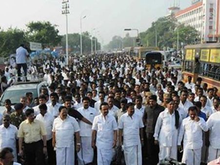 பேரறிஞர் அண்ணா நினைவு தினம்... மு.க.ஸ்டாலின் தலைமையில் அமைதி பேரணி