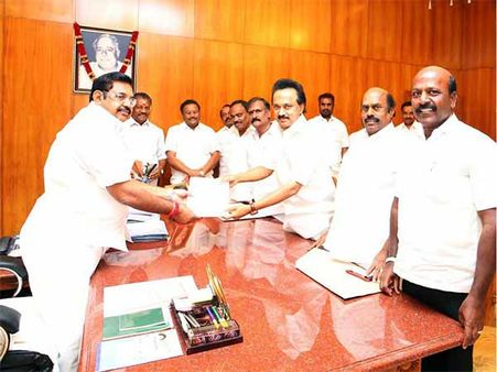 போக்குவரத்து கழக சீரமைப்பு- முதல்வர் எடப்பாடியிடம் அறிக்கை வழங்கினார் ஸ்டாலின்