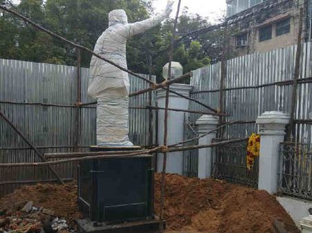 அதிமுக தலைமை அலுவலகத்தில் ஜெயலலிதாவுக்கு சிலை.. பிப்.24ல் திறக்கிறார்களாம்!