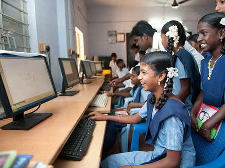 கரும்பலகைக்கு டாட்டா ... கம்ப்யூட்டர் வழி கல்வியில் அசத்தும் அரசு பள்ளி