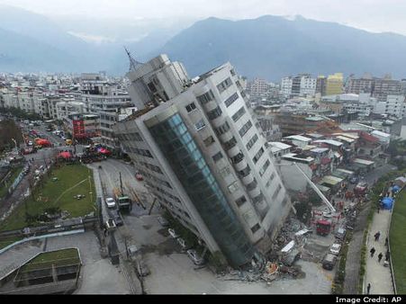 ஆடிக் குலுங்கிய 12 மாடிகள்.. மண்ணில் புதைந்த 4 தளங்கள்.. தைவான் பூகம்பத்தின் திகில் படங்கள்!