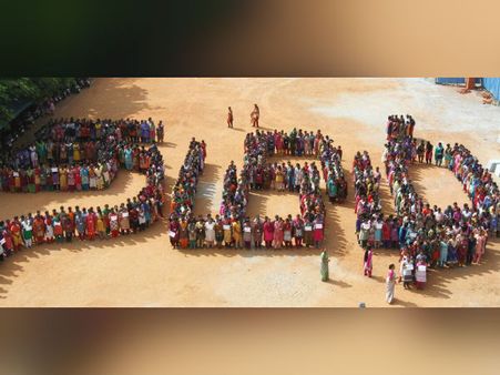 உலக தாய்மொழி தின கொண்டாட்டம்... தமிழச்சிகள் அணிவகுத்து நின்று அழகூட்டிய 'தமிழ்'!