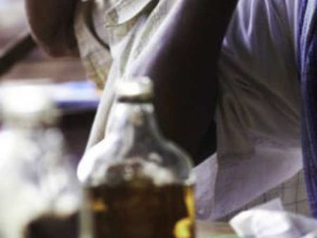 எனக்கு மயக்க மருந்து கொடுங்க...கிழிஞ்சி போன என் பேண்ட்டை தைங்க...மருத்துவமனையில் போதை ஆசாமி அலப்பறை