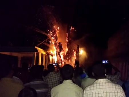 ஸ்தல விருட்ச மரம் பற்றி எரிந்த திருவாலங்காடு கோவிலில் பரிகார பூஜை