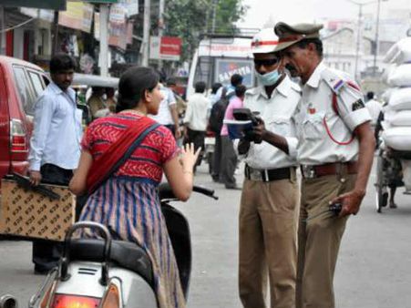 இப்ப என்ன பண்ணுவீங்க... போக்குவரத்து போலீசாருக்கு பாக்கெட் காமிரா அறிமுகம்
