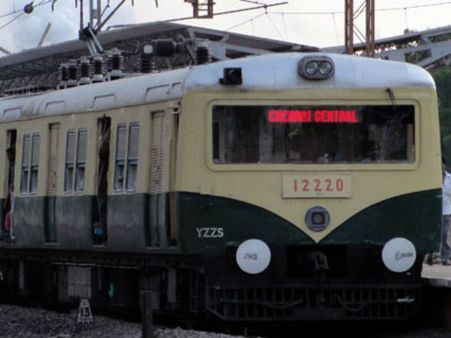 மின்சார ரயில் சேவை தற்காலிக நிறுத்தம் - சென்ட்ரல், எக்மோரில் அலைமோதிய பயணிகள்