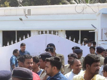 ஒடிஷா முதல்வரின் தனிச் செயலாளர் வி.கே. பாண்டியன் இல்லம் மீது பாஜகவினர் தாக்குதல்