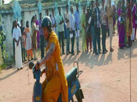 மானிய விலை ஸ்கூட்டியை வாங்க ஆர்வம்.. லைசென்ஸ் எடுக்க ஆர்டிஓ அலுவலகங்களில் குவியும் பெண்கள்!