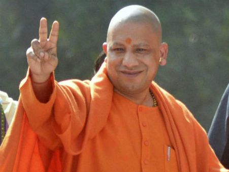 ஒரு கத்தி.. ஒரு துப்பாக்கி.. கொஞ்சம் பணம்.. இதுமட்டும்தான் உ.பி முதல்வர் யோகி சொத்து பாஸ்!