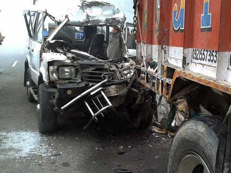 மதுராந்தகம் அருகே கார்- லாரி மோதல்: 3 பேர் பலி