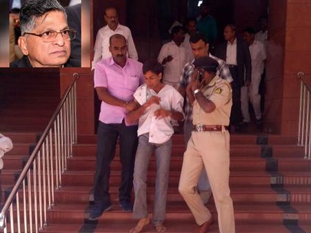 பெங்களூரில் பரபரப்பு.. லோக்ஆயுக்தா அலுவலகத்திற்குள்ளே புகுந்து நீதிபதிக்கு கத்தி குத்து!